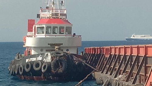 Kapal tongkang yang mengangkut material galian C masih lego jangkar di Dermaga Tersus, Kecamatan Kubu, Kabupaten Karangasem.