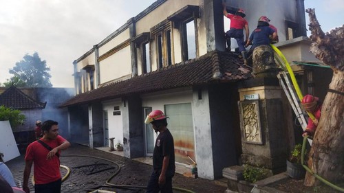 Kebakaran bangunan berlantai dua di Puri Alam Art Museum Resort & Spa yang berada di Jalan Trenggana Nomor 108, Kelurahan Penatih, Kecamatan Denpasar Timur, Kota Denpasar. (Dok. Polresta Denpasar)