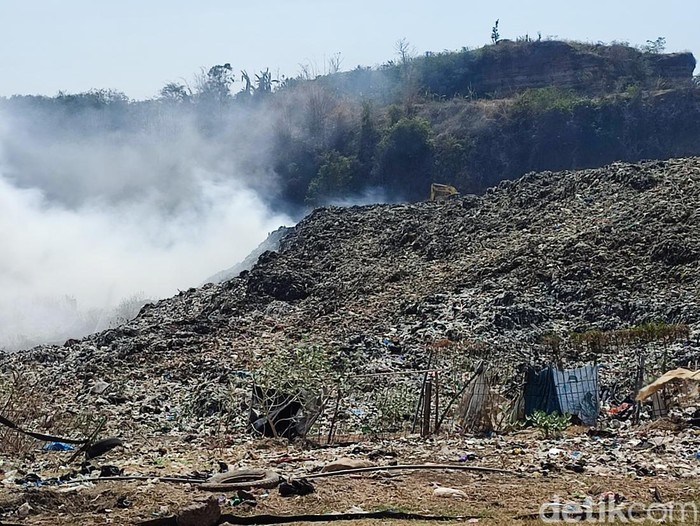 Kebakaran di TPA Jatibarang Semarang, Kamis (5/10/2023) siang.