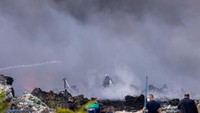 Layanan darurat mengatakan sejumlah besar plastik yang disimpan di tempat terbuka terbakar, sehingga menyulitkan petugas pemadam kebakaran untuk mengendalikan kobaran api. 