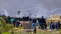 Televisi HRT pemerintah melaporkan bahwa tiga petugas pemadam kebakaran terluka, termasuk satu orang yang luka parah. Laporan tersebut mengatakan petugas pemadam kebakaran berhasil mengeluarkan sejumlah besar cairan yang mudah terbakar dari zona kebakaran, mencegah insiden lebih lanjut. 