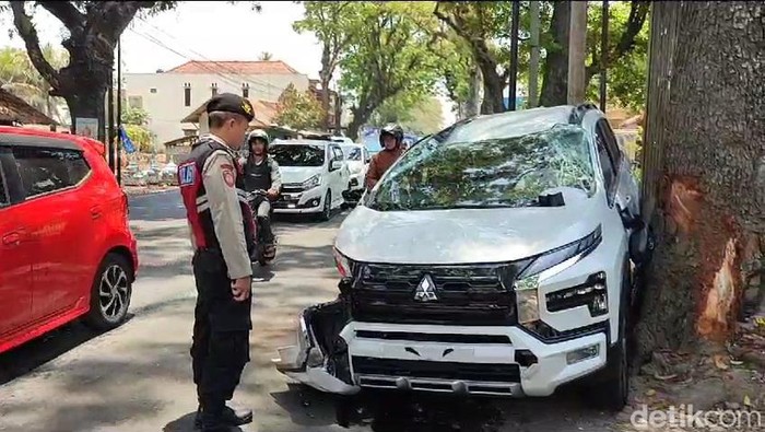 kecelakaan tunggak di jalan Singaparna Mobil Hantam Pohon Mahoni