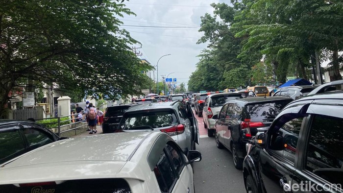 Kemacetan di Jalan Perintis Kemeredekaan Medan. (Vania Dinda Azura/detikSumut)
