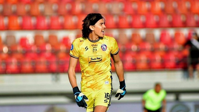 Kiper Arema Julian Schwarzer