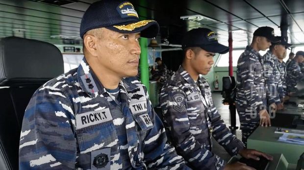 Letkot Ricky Tacoma menyulap KRI Teluk Weda menjadi perpustakaan terapung.
