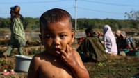 Terik matahari menyilaukan para warga mencuci pakaian di embung yang masih memiliki cadangan air. 