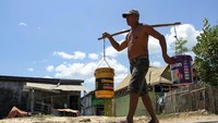Sebagian lainnya mengisi jerigen untuk dibawa pulang ke rumah. Bahkan ada warga yang mulai membeli air bersih guna memenuhi kebutuhan sehari-hari. 