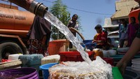 Hingga akhirnya, Pemerintah Kota Makassar menetapkan status tanggap darurat bencana kekeringan di daerah itu. Menyiapkan anggaran bantuan tak terduga (BTT) sebesar Rp 7 miliar untuk penanganan masalah kekeringan tersebut. Penyaluran bantuan air bersih kepada warga terdampak mulai dilakukan. Sebanyak 125 ribu-150 ribu liter air bersih didistribukan setiap hari. 