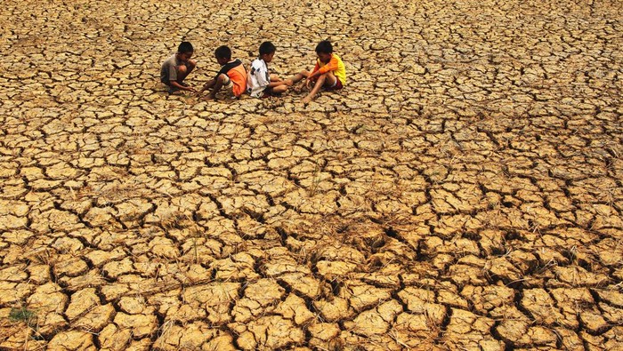 Krisis Air Bersih Akibat El Nino Warga memegang ember saat mengantre untuk mendapatkan bantuan air bersih di Makassar, Sulawesi Selatan. ANTARA FOTO/Arnas Padda/YU