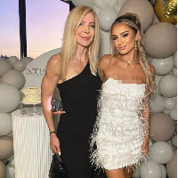 Lesley Maxwell populer dan memiliki banyak fans setelah dia diketahui sudah berstatus sebagai seorang nenek. Lesley viral usai kerap membagikan momen olahraga bersama cucunya Tia Christofi. Foto: Dok. Instagram lesleymaxwell.fitness