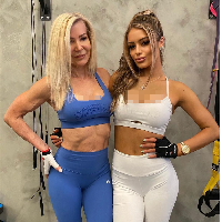 “My granddaughter @tiachristofi and I share a love for fitness and health,” demikian Lesley menulis dalam keterangan unggahan di Instagram yang memperlihatkan tubuh ramping dirinya dan cucunya Tia Christofi. Nenek dan cucu ini juga sama-sama memiliki perut sixpack. Foto: Dok. Instagram lesleymaxwell.fitness