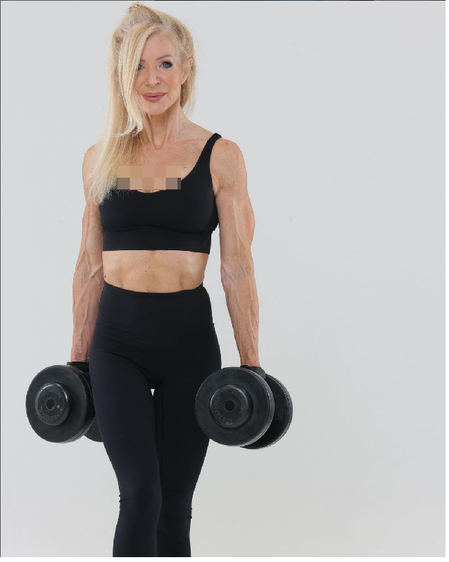 Lesley pun mengungkapkan rahasia awet mudanya dan memiliki tubuh berotot termasuk perutnya yang six pack. “Aku merekomendasikan latihan beban untuk semua wanita di segala usia, karena ada banyak manfaat kesehatan dari latihan ini,” ucapnya. “Ini adalah latihan untuk melawan penuaan,” katanya lagu. Foto: Dok. Instagram lesleymaxwell.fitness