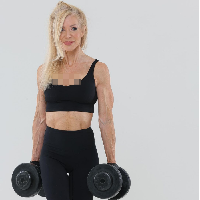 Lesley pun mengungkapkan rahasia awet mudanya dan memiliki tubuh berotot termasuk perutnya yang six pack. “Aku merekomendasikan latihan beban untuk semua wanita di segala usia, karena ada banyak manfaat kesehatan dari latihan ini,” ucapnya. “Ini adalah latihan untuk melawan penuaan,” katanya lagu. Foto: Dok. Instagram lesleymaxwell.fitness