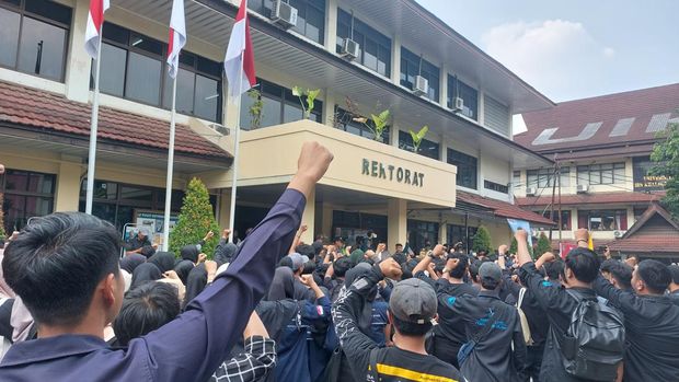 Mahasiswa UIKA geruduk gedung rektorat minta kasus dugaan pelecehan diusut