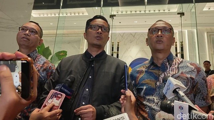 Mantan jubir KPK Febri Diansyah dan eks pegawai KPK Rasamala Aritonang resmi menjadi pengacara Menteri Pertanian Syahrul Yasin Limpo (SYL) di kasus korupsi. (Yogi Ernes/detikcom)