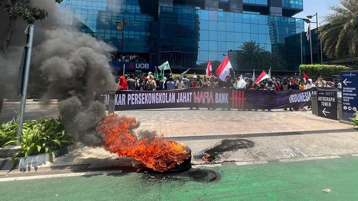 Massa yang tergabung dalam Bakornas LKBHMI PB HMI menggelar demo di kantor pusat PT Bank UOB Indonesia Tbk, Jakarta Pusat, Kamis (5/10/2023).