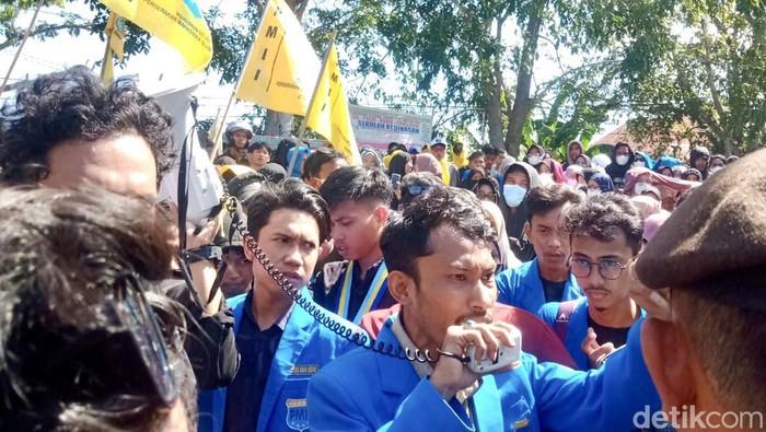 Massa PMII Cabang Bone melakukakan aksi demonstrasi di Mapolres Bone. Agung Pramono/detikSulsel.