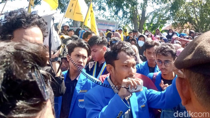 Massa PMII Cabang Bone melakukakan aksi demonstrasi di Mapolres Bone.