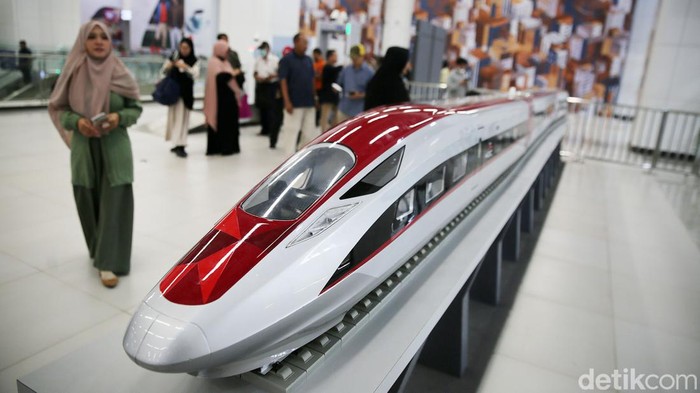 Kereta Cepat Jakarta-Bandung (KCJB) atau Whoosh telah resmi beroperasi sejak Senin (2/10/2023). Saat ini kereta cepat masih bisa dijajal gratis oleh masyarakat.