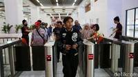 Saat ini kereta cepat masih bisa dijajal gratis oleh masyarakat. Rencananya hal itu akan berlaku hingga pertengahan bulan Oktober ini.  