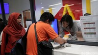 Warga tampak antusias menjajal kereta cepat pertama di Indonesia dan Asia Tenggara tersebut.  