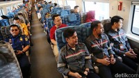 Moda transportasi ini menambah pilihan masyarakat untuk berpergian antara Jakarta dan Bandung.  