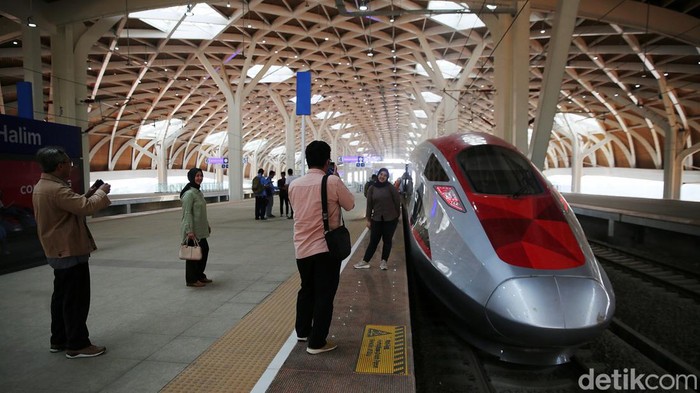 Kereta Cepat Jakarta-Bandung (KCJB) atau Whoosh telah resmi beroperasi sejak Senin (2/10/2023). Saat ini kereta cepat masih bisa dijajal gratis oleh masyarakat.