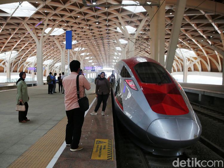 Melihat Antusias Warga Jajal Kereta Cepat Jakarta-Bandung
