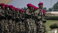 Semuah matra di TNI melakukan defile pasukan.  