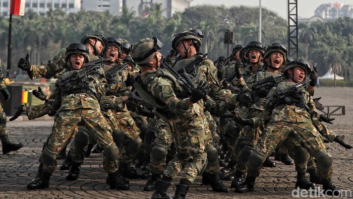 Peringatan HUT TNI di Monas, Jakarta, dimeriahkan dengan defile pasukan, Kamis (5/10/2023). Yuk kita lihat.