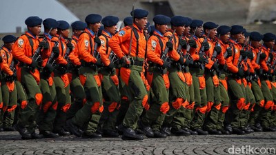 Melihat Defile Pasukan saat HUT ke-78 TNI di Monas