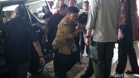 Ia tampak disambut oleh pegawai Kementan dan langsung berjabatan tangan.  