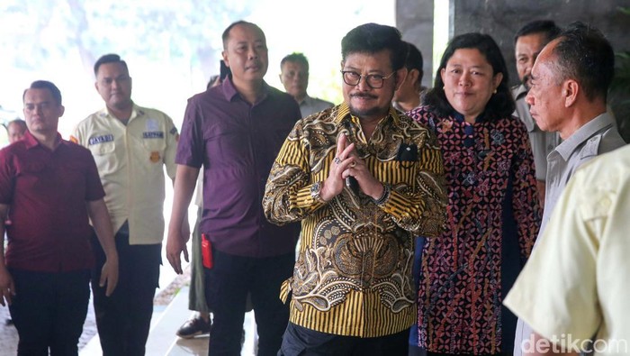 Mentan Syahrul Yasin Limpo (SYL) mulai mengantor di Kementan. Sebelumnya kantor dan rumah dinas Mentan SYL telah digeledah KPK.