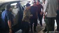 Wakil Ketua KPK Alexander Marwata menegaskan bila KPK sudah melakukan upaya penggeledahan terkait dugaan kasus korupsi di Kementerian Pertanian (Kementan). Alex menegaskan bila upaya penggeledahan secara hukum hanya bisa dilakukan di tahap penyidikan, yang mana sudah pasti ada tersangka yang dijerat bila KPK sudah melalui tahapan penyidikan.  