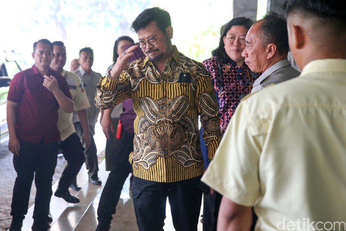 Mentan Syahrul Yasin Limpo (SYL) mulai mengantor di Kementan. Sebelumnya kantor dan rumah dinas Mentan SYL telah digeledah KPK.