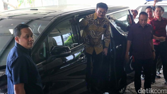 Mentan Syahrul Yasin Limpo (SYL) mulai mengantor di Kementan. Sebelumnya kantor dan rumah dinas Mentan SYL telah digeledah KPK.