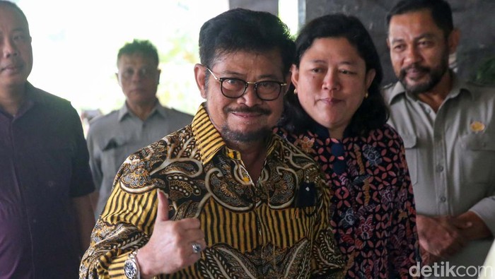Mentan SYL Ngantor Lagi Usai Rumah Dinas-Kantor Kementan Digeledah KPK Mentan Syahrul Yasin Limpo (SYL) mulai mengantor di Kementan. Sebelumnya kantor dan rumah dinas Mentan SYL telah digeledah KPK.