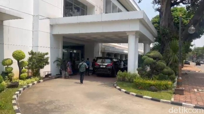 Menteri LHK Siti Nurbaya Bakar merapat ke kantor Kementerian Sekretariat Negara (Kemensetneg). (Kanavino Ahmad Rizqo/detikcom).