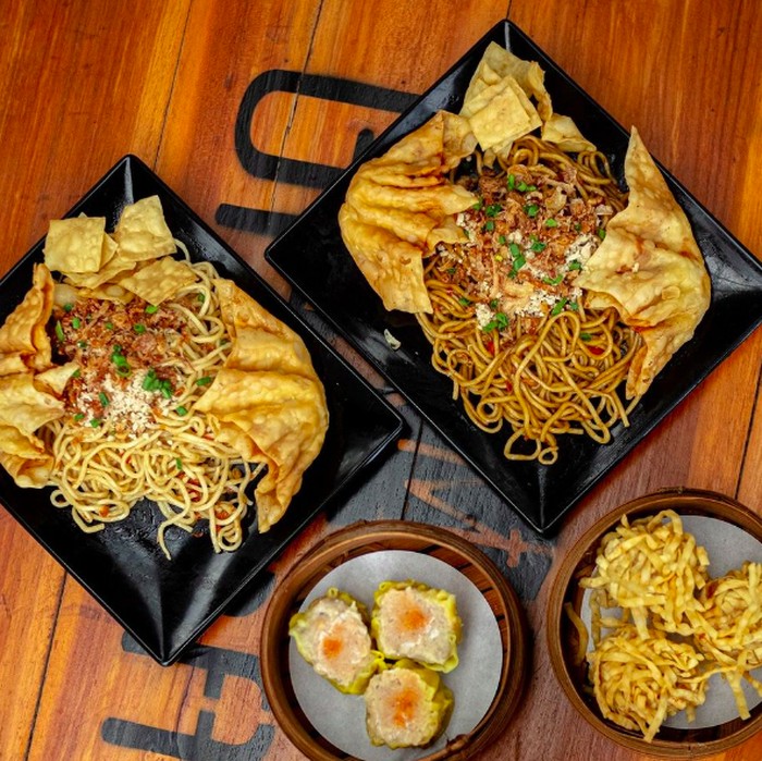Outlet ini menghadirkan aneka hidangan mi pedas maupun tidak pedas, dengan pilihan cita rasa asin dan manis, dan olahan dimsum. Serta ada minuman unik lainnya dengan harga yang terbilang terjangkau, yakni mulai dari harga Rp 9 ribu.