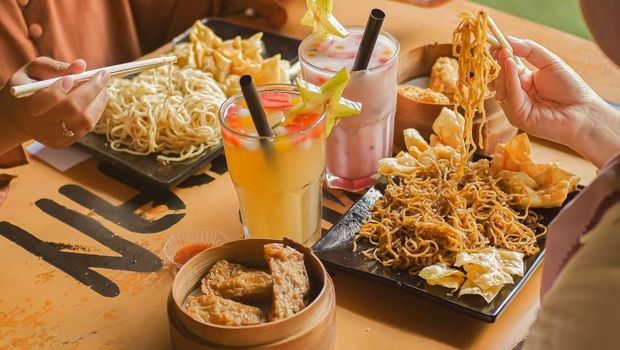 Mie Gacoan diminati masyarakat Indonesia dari berbagai kalangan. Begitu juga masyarakat Surabaya.