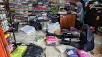 Sebagian pedagang di pasar ini mulai bangkit dengan masuk ke e-commerce.