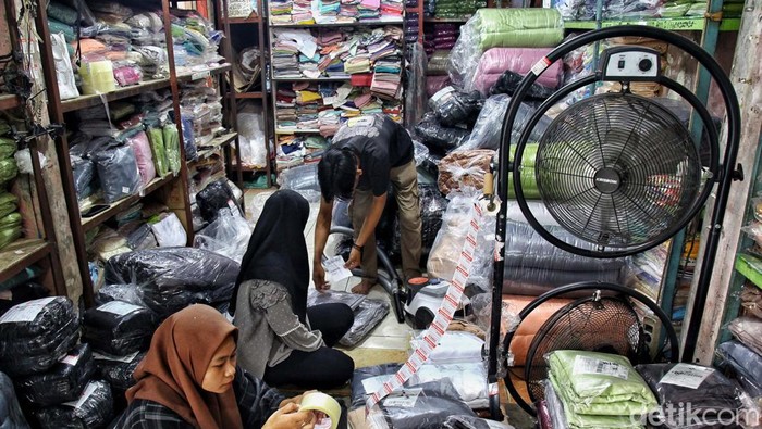 Para pedagang konvensional mengikuti perkembangan jaman. Mereka mulai bermigrasi ke penjualan online lewat market place atau e-comerce.