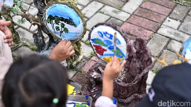 Minggu melukis di galeri seni milik Pandi Mulyana di Kabupaten Bandung.