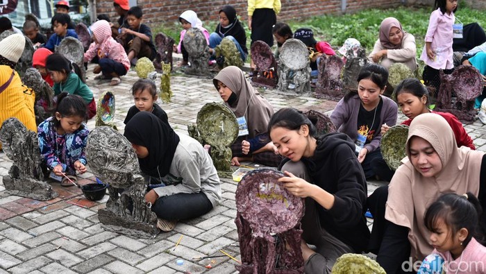 Minggu melukis di galeri seni milik Pandi Mulyana di Kabupaten Bandung.
