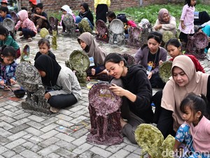 Cerita Pandi dan Warung Sampahnya yang Bantu Perekonomian Warga