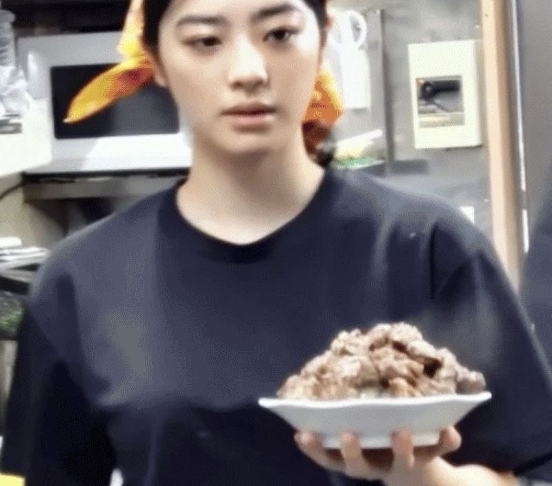 Mirip Minji 'New Jeans', Pesona Pemilik Resto Ini Berhasil Memikat Netizen