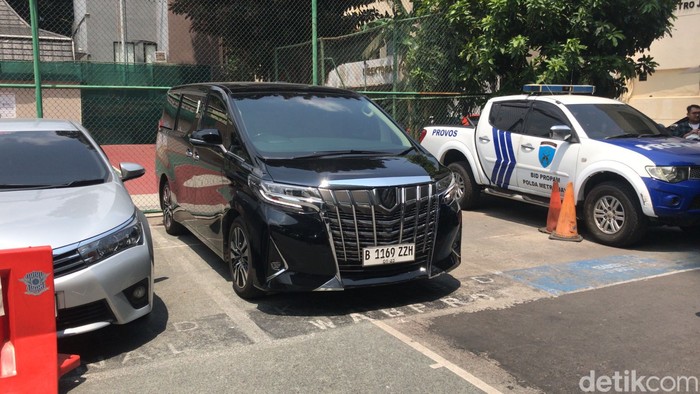 Mobil Mentan Syahrul Yasin Limpo di parkiran Gedung Promoter Polda Metro Jaya