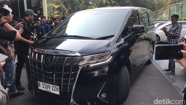 Mobil Mentan Syahrul Yasin Limpo tinggalkan Polda Metro Jaya