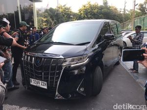 Mobil Mentan SYL Tinggalkan Polda Metro Jaya