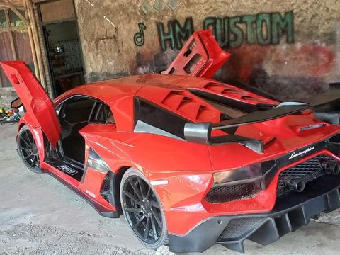 Mobil modifikasi yang menyerupai Lamborghini Aventador SVJ, buatan Arjo Purwanto, warga Desa Bugel, Kecamatan Polokarto, Kabupaten Sukoharjo, Kamis (5/10/2023).